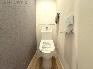 温水洗浄便座付トイレは温水洗浄機能により、暖かい水でおしりを洗浄することができ、冷たい水を使う従来の便座に比べ、温水洗浄機能で暖かいトイレを提供し、快適な使用を可能にします。