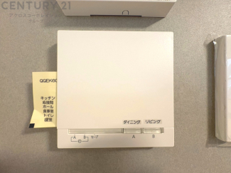 床暖房は、効率的な暖房システムであり、床からの温かさが快適な環境を提供します。床全体が均一に暖まり足元からの暖かさが感じられます。また空気の循環が少ないため、ホコリやアレルゲンの拡散を抑えます。