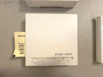 床暖房は、効率的な暖房システムであり、床からの温かさが快適な環境を提供します。床全体が均一に暖まり足元からの暖かさが感じられます。また空気の循環が少ないため、ホコリやアレルゲンの拡散を抑えます。