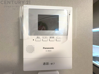 訪問者が来たときにテレビ画面で確認できるため、安心してドアを開けられます。録画機能があるものもあり、留守中に来訪者を記録しておくことができます。利便性が高く、セキュリティ面でも安心です