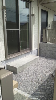 なんと、タイヤなども置ける専用庭があります