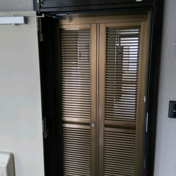 玄関網戸式内ドア