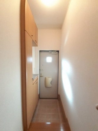 収納もある玄関です