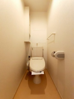 落ち着いた色調のトイレです