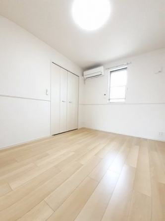 明るい色調の室内です
