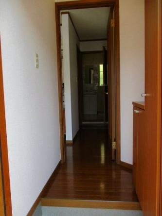 収納もある玄関です