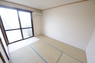 畳の上でゆっくりとくつろげる和室です
