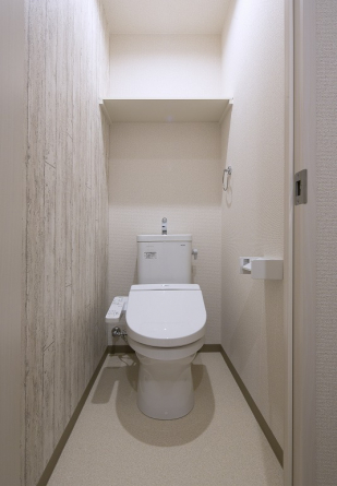 同社施工例です。ゆったりとした空間のトイレです