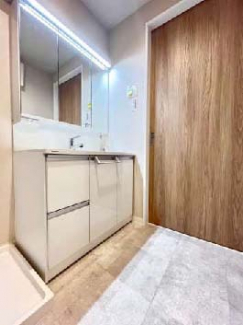 化粧品や洗顔料、歯ブラシなどの必需品をまとめて置ける収納スペースがあり、使用するたびに取り出す手間が省けます。また、水回りのため、濡れても大丈夫な素材が使用されており、お手入れが簡単です。