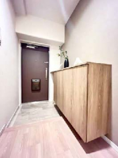 大きな玄関収納付きの玄関です　家族皆様の履物をしっかり収納できます