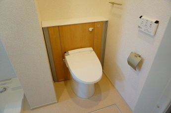 落ち着いた色調のトイレです