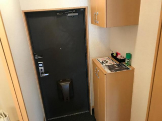 吊り戸付きのカウンター下駄箱