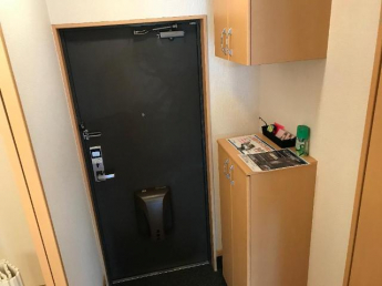 吊り戸付きのカウンター下駄箱