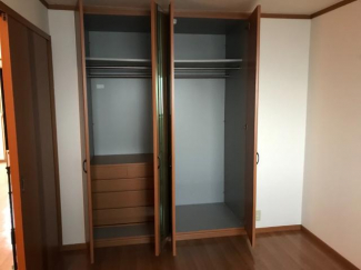 パイプも２本あり収納量多いクローゼット
