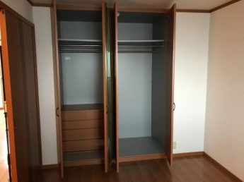 パイプも２本あり収納量多いクローゼット