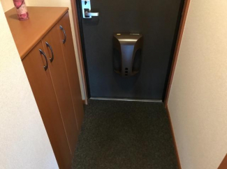 上下にしまえるカウンター下駄箱