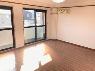 南面に２つの掃出し窓があり光も入りやすい