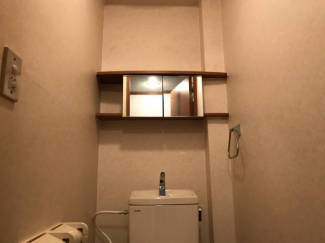 色々しまえるトイレ棚