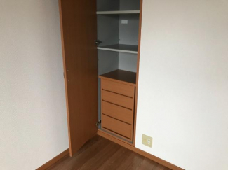 リビングの収納にも引き出し付き