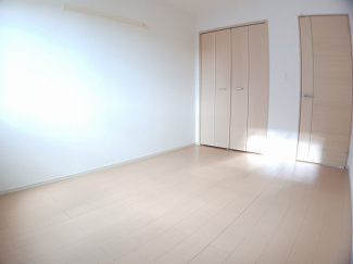 明るい色調の室内です