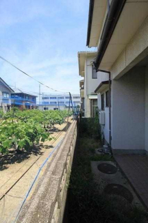 西側境界（ブロック塀の外側が境界）