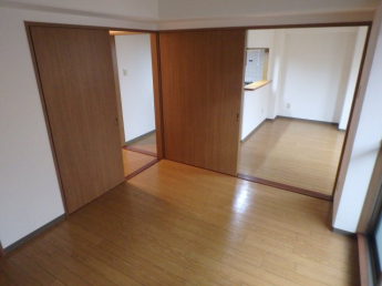 落ち着いた色調の寝室です