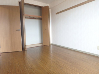 コンパクトで使いやすい洋室です