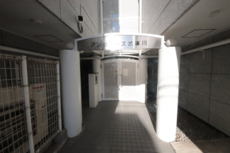 清潔なエントランスです