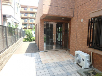 落ち着いたエントランスです