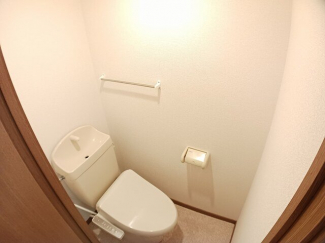 落ち着いた色調のトイレです