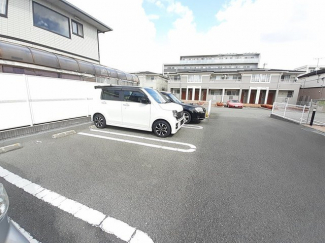 車をお持ちの方に嬉しい駐車場付きの物件です