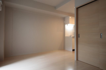 落ち着いて過ごせるお部屋なので、寝室にいかがでしょうか