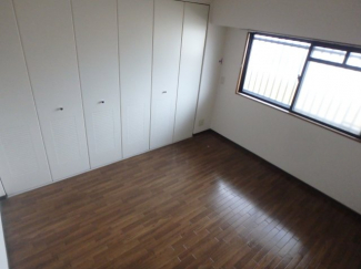 開放的な寝室です