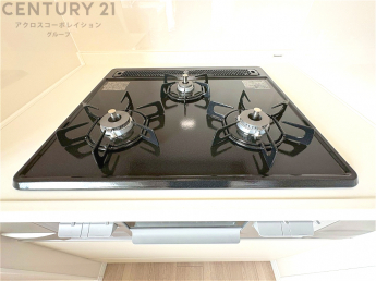 多数の調理器具を同時に使用でき、料理の効率化が可能。省エネで節約になり、様々な料理スタイルに適応できます。また、火力調整が独立しており、手入れや掃除もしやすく、今よりもっとお料理が楽しくなるかも。
