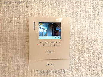 訪問者が来たときにテレビ画面で確認できるため、安心してドアを開けられます。録画機能があるものもあり、留守中に来訪者を記録しておくことができます。利便性が高く、セキュリティ面でも安心です