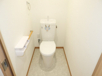 落ち着いた色調のトイレです