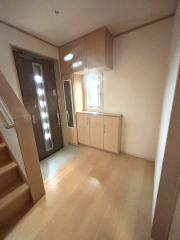 広々した玄関ホール。収納スペースがあります♪