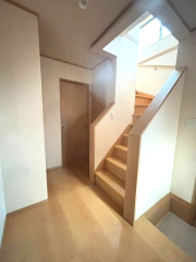 広々した玄関ホール。収納スペースがあります♪