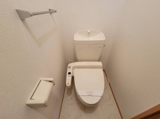落ち着いた色調のトイレです