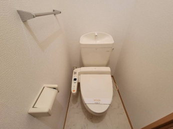 落ち着いた色調のトイレです