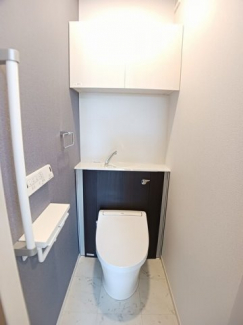 手洗い、収納棚の有るトイレです