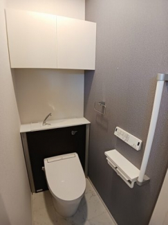 手洗い、収納の有るトイレです！