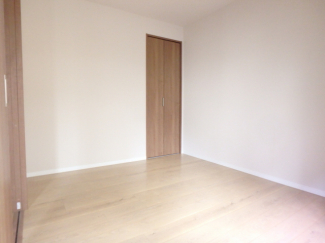 たっぷりの陽射しが射し込むお部屋です