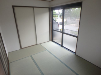 畳の上でゆっくりとくつろげる和室です