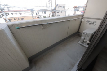暖かな日差しのふりそそぐバルコニー