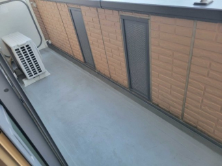 暖かな日差しのふりそそぐバルコニー