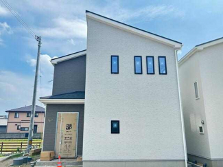 ２号棟　青空に映えるシンプルかつイマドキな外観です♪