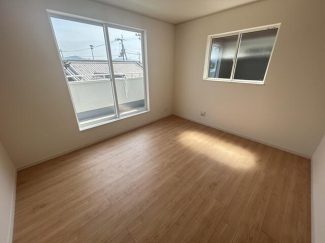 １号棟２階洋室７帖　２面の窓から光が差し込み明るいお部屋です