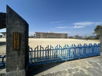 松前町北伊予小学校まで2100m