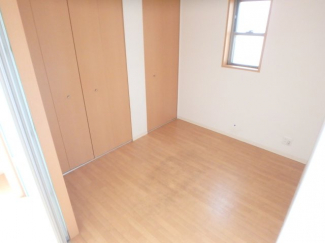 落ち着いた色調の寝室です